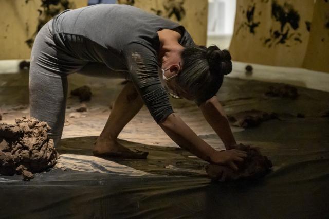 Tomo Ingalls. Pushing, 2022. Raw clay, water. Performance Documentation by Penny Brooke. 