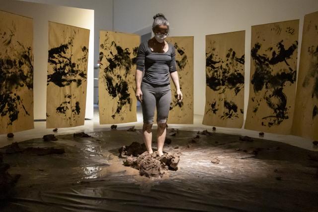 Tomo Ingalls. Pushing, 2022. Raw clay, water. Performance Documentation by Penny Brooke. 